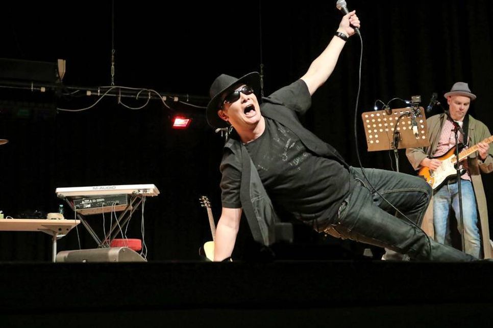 Die Musiktitel zu dem Krimi ranken sich um das Verbrechen. Titel wie „Der Kommissar“, „Jeanny“ oder „I shot the Sheriff“ werden live und ohne jedes Playback von der Band „Die Sträflinge“ gespielt.