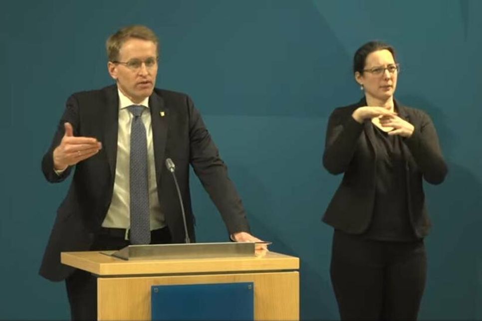 Ministerpräsident Daniel Günther während der Pressekonferenz in Kiel.