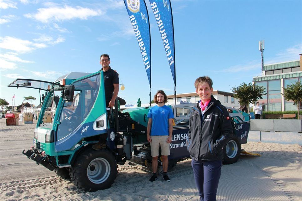 Ulrike Dallmann mit Azubi Emile Holst und Fahri Özcan (v. re.), der mit der Kehrmaschine die großflächigen Strandabschnitte unter anderem von Kronkorken und Kippen befreite.