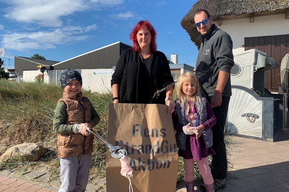 Auch die Familie Göhlich und Döring waren  in ihrem Urlaub im Einsatz für einen sauberen Strand: „Wir wollen die Kinder für das Thema sensibilisieren.“