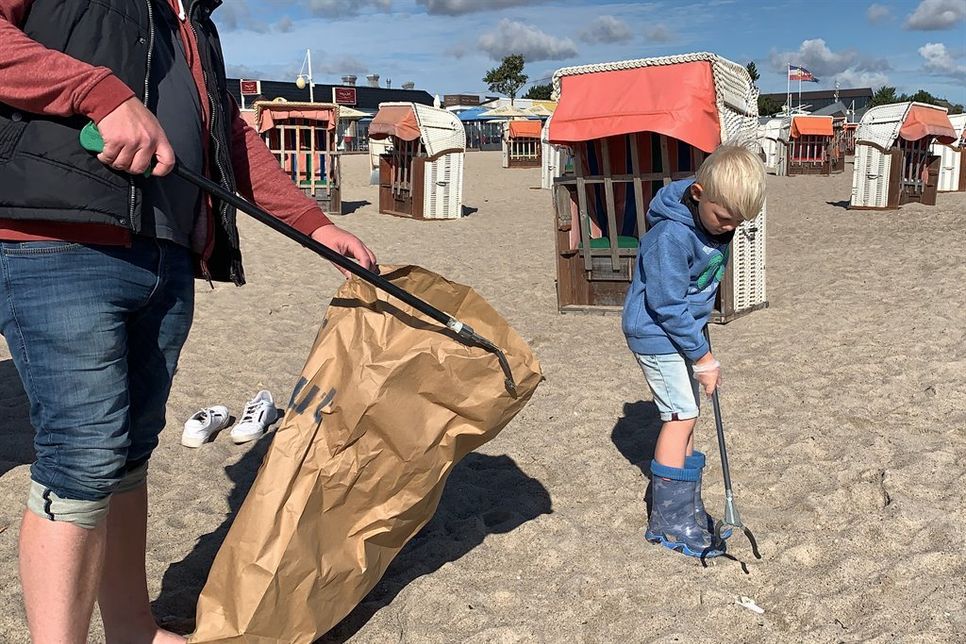 Tom, 5, aus Emsdetten machte gleich an seinem ersten Urlaubstag mit beim Großreinemachen am Strand.