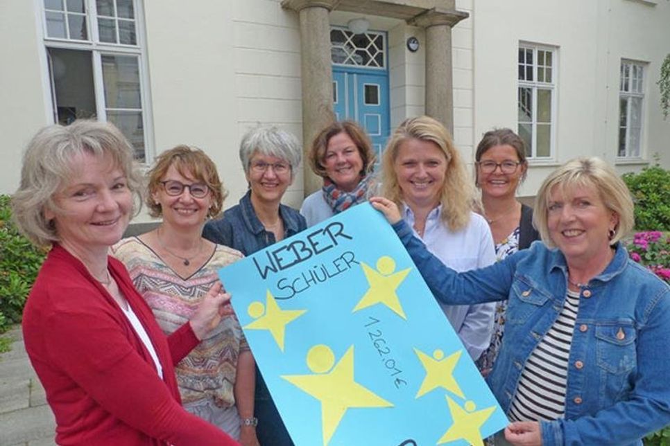 Die Initiatorinnen des Frühlingsbasars der Weberschule Anja Greiser, Dorothee Wende und Iris Fehling sowie Schulleiterin iris Portius freuen sich mit Sabine Kayser, Susanne Bötticher-Meyersen und Sabine Grein von der Hospizinitiative über die Riesensumme, die der Kindertrauerarbeit zugute kommt.