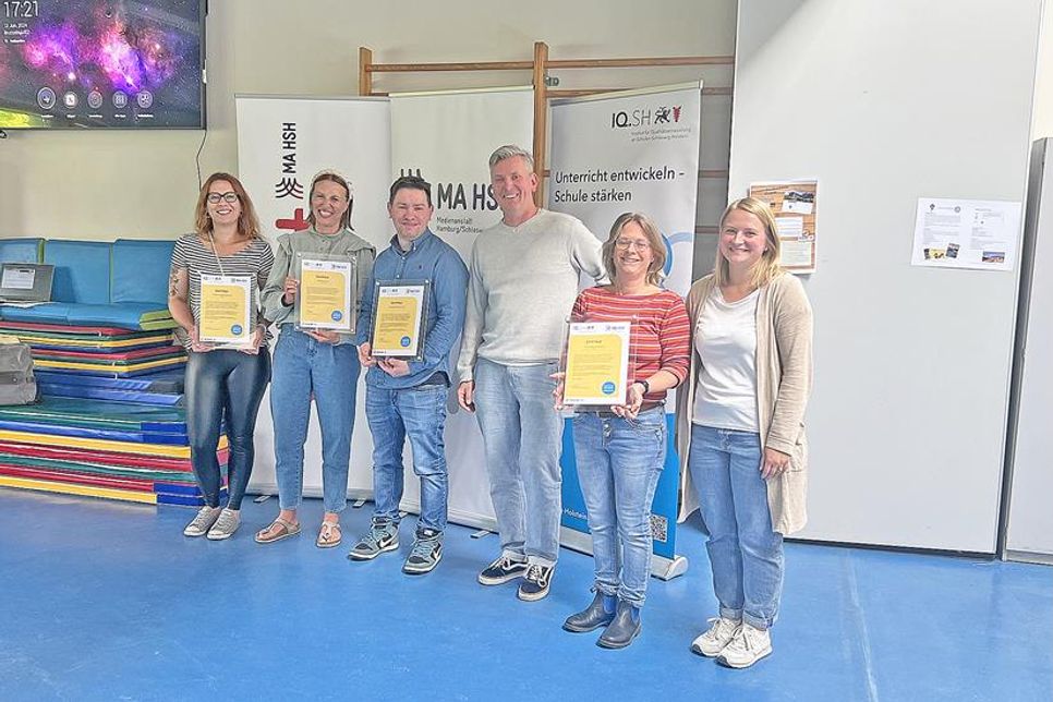 Sie freuen sich über die Zertifizierung als Internet-ABC-Schule: Simone Duhnke (Friedrich-Junge-Grundschule Kiel), Monika Braune (Rodomstorschule Plön), Alexander Zabel (Grundschule Barkauer Land), Thomas Litwin (Rodomstorschule), Birte Haackert (Toni-Jensen-Grundschule Kiel), Martje Hanke (Toni-Jensen-Grundschule Kiel).