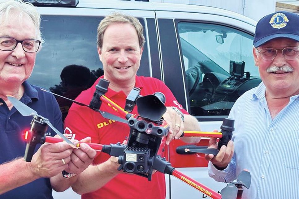 Lutz König (Lions Club Lübecker Bucht, links), Christian Buhk (DLRG Haffkrug-Scharbeutz e.V.), Matthias Benkstein (Lions Club Lübecker Bucht) mit der neuen Einsatzdrohne.