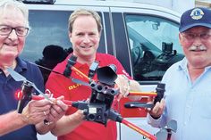 Lutz König (Lions Club Lübecker Bucht, links), Christian Buhk (DLRG Haffkrug-Scharbeutz e.V.), Matthias Benkstein (Lions Club Lübecker Bucht) mit der neuen Einsatzdrohne.
