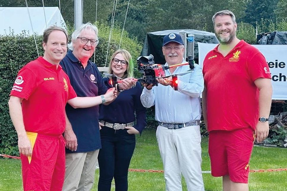 Christian Buhk (DLRG Haffkrug-Scharbeutz e.V., von links), Lutz König (Lions Club Lübecker Bucht), Carolin Dreismann (Lions Club Lübecker Bucht), Matthias Benkstein (Lions Club Lübecker Bucht), Christoph Niemann (DLRG Haffkurg-Scharbeutz e.V.) mit der neuen Einsatzdrohne.