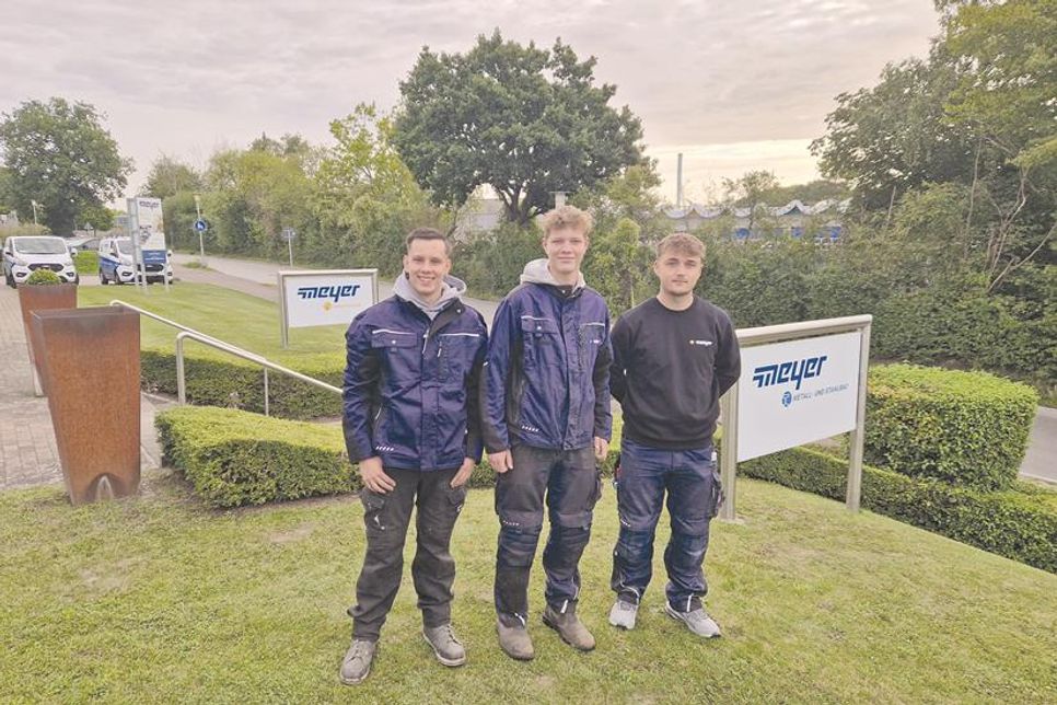 Neustadt. Seit dem 1. August verstärken drei neue Auszubildende das Team von H.F. Meyer Haustechnik GmbH & Co. KG, Holmer Weg 12 in Neustadt. Louis André (lks.) und Zacharias Karkossa (Mitte) beginnen ihre Ausbildung im Bereich Metall- und Stahlbau, Linus Kluge im Bereich Haustechnik. Mit ihrem Start bringen sie frische Impulse in den Arbeitsalltag. Für alle drei Auszubildenden beginnt nun eine spannende Ausbildungszeit. (red)
