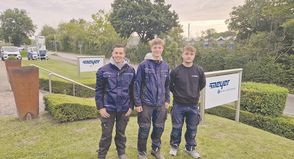 Neustadt. Seit dem 1. August verstärken drei neue Auszubildende das Team von H.F. Meyer Haustechnik GmbH & Co. KG, Holmer Weg 12 in Neustadt. Louis André (lks.) und Zacharias Karkossa (Mitte) beginnen ihre Ausbildung im Bereich Metall- und Stahlbau, Linus Kluge im Bereich Haustechnik. Mit ihrem Start bringen sie frische Impulse in den Arbeitsalltag. Für alle drei Auszubildenden beginnt nun eine spannende Ausbildungszeit. (red)