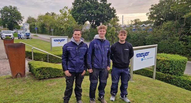 Neustadt. Seit dem 1. August verstärken drei neue Auszubildende das Team von H.F. Meyer Haustechnik GmbH & Co. KG, Holmer Weg 12 in Neustadt. Louis André (lks.) und Zacharias Karkossa (Mitte) beginnen ihre Ausbildung im Bereich Metall- und Stahlbau, Linus Kluge im Bereich Haustechnik. Mit ihrem Start bringen sie frische Impulse in den Arbeitsalltag. Für alle drei Auszubildenden beginnt nun eine spannende Ausbildungszeit. (red)