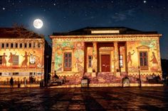 Höhepunkt des Abends ist ab 22 Uhr das große Finale auf dem Marktplatz. Dabei wird die Rathausfassade durch ein Videomapping eindrucksvoll in Szene gesetzt.