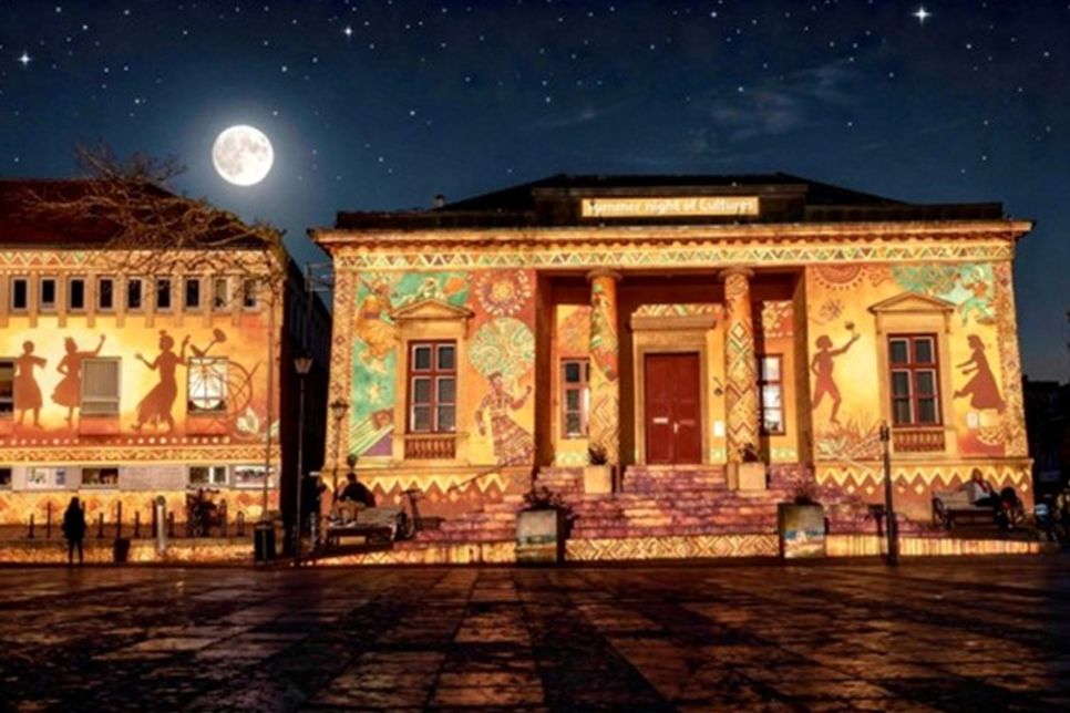 Höhepunkt des Abends ist ab 22 Uhr das große Finale auf dem Marktplatz. Dabei wird die Rathausfassade durch ein Videomapping eindrucksvoll in Szene gesetzt.