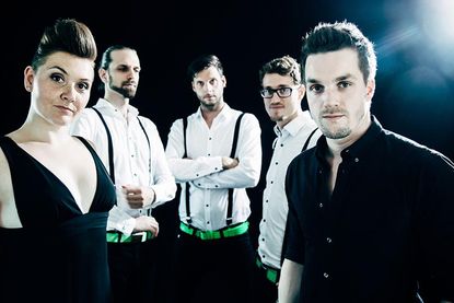 Fünf Stars der deutschen Musikszene live on Stage: COSMOPAULI ist mehr als eine Coverband – Cosmopauli ist ein Showact! Voller Begeisterung, voller Leidenschaft, voller Energie: Da fangen sofort alle an zu tanzen. So soll es auch am Samstagabend in Haffkrug sein.