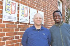 Raino Nahango und Jens Rethwisch (li.) sind ein starkes Team in Sachen Umwelt: Der 19-Jährige absolviert derzeit ein Freiwilliges Ökologisches Jahr (FÖJ) in der Integrierten Station in Eutin. Fern seiner Heimat Namibia lernt er dabei nicht nur die Natur kennen, er spricht mittlerweile richtig gut Deutsch und mag Land und Leute