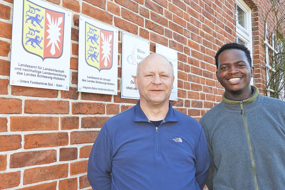 Raino Nahango und Jens Rethwisch (li.) sind ein starkes Team in Sachen Umwelt: Der 19-Jährige absolviert derzeit ein Freiwilliges Ökologisches Jahr (FÖJ) in der Integrierten Station in Eutin. Fern seiner Heimat Namibia lernt er dabei nicht nur die Natur kennen, er spricht mittlerweile richtig gut Deutsch und mag Land und Leute