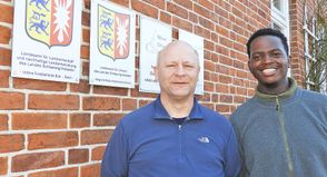 Raino Nahango und Jens Rethwisch (li.) sind ein starkes Team in Sachen Umwelt: Der 19-Jährige absolviert derzeit ein Freiwilliges Ökologisches Jahr (FÖJ) in der Integrierten Station in Eutin. Fern seiner Heimat Namibia lernt er dabei nicht nur die Natur kennen, er spricht mittlerweile richtig gut Deutsch und mag Land und Leute