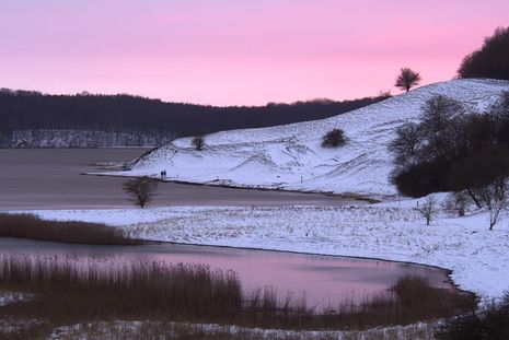Comeback des Winters und ein traumhafter Sonnenuntergang am Dummersdorfer Ufer. Diese stimmungsvolle Aufnahme wurde uns von Anke Jeggle geschickt.