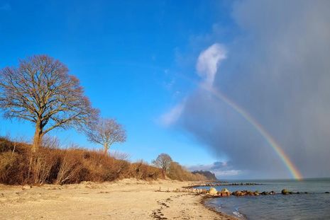 Ein Zeichen der Hoffnung? Der Regenbogen führt vom Dunkel ins Licht. Bea Blaeschke hielt diesen Moment während eines Strandspaziergangs in Brodau fest.