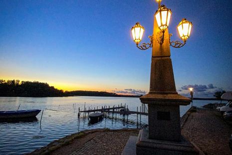 Abendliche Impression: Holger Wrage setzte den Kandelaber am Neustädter Binnenwasser zur blauen Stunde fotografisch in Szene.
