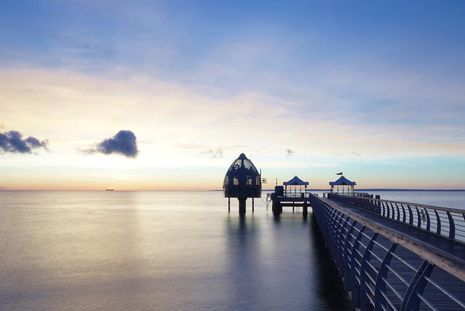 Glanzlicht: Die Grömitzer Seebrücke, eingefangen von Klaus Erlwein, erstrahlt in der zauberhaften Stimmung der Morgenstunden.