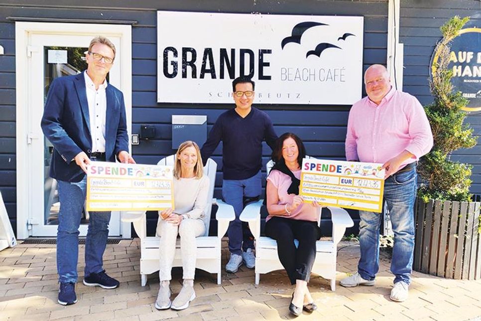 Tung Truong (Mitte) vom „Grande Beach Café“ übergibt die Spende in Höhe von 12.723,35 Euro - im Beisein von Bürgermeisterin Bettina Schäfer - an die Schulleiter Wolfram Henkies (links), Grundschulkoordinatorin Bettina Zöllner (Pönitz) und Stephan Wiese (rechts).