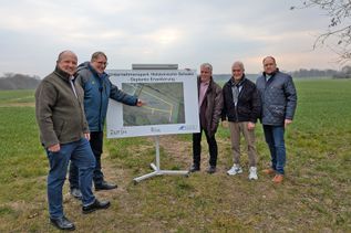 Dirk Bremken (Leiter Gewerbegebiete &amp; -zentren EGOH), Jens Meyer (Geschäftsführer EGOH) sowie Sven Radestock (Bürgermeister Stadt Eutin), Adrianus Boonekamp (Bürgermeister Gemeinde Süsel) und Landrat Timo Gaarz (Aufsichtsratsvorsitzender EGOH, v.li.) an der Erweiterungsfläche südöstlich des bestehenden Gewerbegebietes hinter den Bahngleisen Röntgenstraße/Albert-Einstein-Straße.