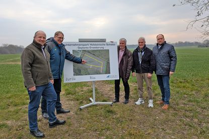 Dirk Bremken (Leiter Gewerbegebiete &amp; -zentren EGOH), Jens Meyer (Geschäftsführer EGOH) sowie Sven Radestock (Bürgermeister Stadt Eutin), Adrianus Boonekamp (Bürgermeister Gemeinde Süsel) und Landrat Timo Gaarz (Aufsichtsratsvorsitzender EGOH, v.li.) an der Erweiterungsfläche südöstlich des bestehenden Gewerbegebietes hinter den Bahngleisen Röntgenstraße/Albert-Einstein-Straße.