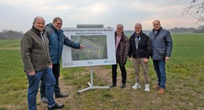 Dirk Bremken (Leiter Gewerbegebiete &amp; -zentren EGOH), Jens Meyer (Geschäftsführer EGOH) sowie Sven Radestock (Bürgermeister Stadt Eutin), Adrianus Boonekamp (Bürgermeister Gemeinde Süsel) und Landrat Timo Gaarz (Aufsichtsratsvorsitzender EGOH, v.li.) an der Erweiterungsfläche südöstlich des bestehenden Gewerbegebietes hinter den Bahngleisen Röntgenstraße/Albert-Einstein-Straße.