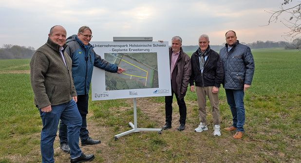 Dirk Bremken (Leiter Gewerbegebiete &amp; -zentren EGOH), Jens Meyer (Geschäftsführer EGOH) sowie Sven Radestock (Bürgermeister Stadt Eutin), Adrianus Boonekamp (Bürgermeister Gemeinde Süsel) und Landrat Timo Gaarz (Aufsichtsratsvorsitzender EGOH, v.li.) an der Erweiterungsfläche südöstlich des bestehenden Gewerbegebietes hinter den Bahngleisen Röntgenstraße/Albert-Einstein-Straße.