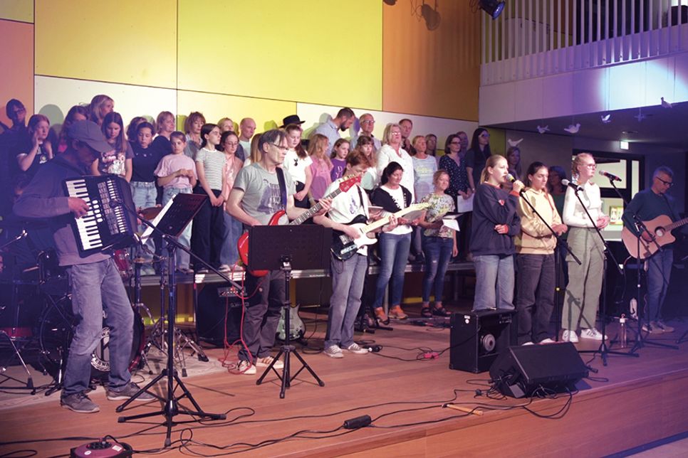 Die Band und der Schulchor bei ihrem letzten Auftritt. Am Freitag in einer Woche sind sie wieder gemeinsam „live on stage“.