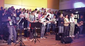 Die Band und der Schulchor bei ihrem letzten Auftritt. Am Freitag in einer Woche sind sie wieder gemeinsam „live on stage“.