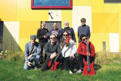 Freuen sich auf das Konzert zum zehnjährigen Bestehen: die Bandmitglieder von Hammond & Friends mit einigen Schülern des Schulchors.