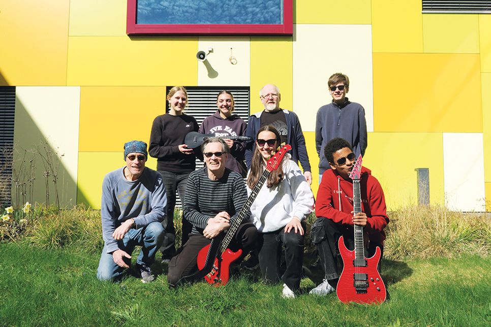 Freuen sich auf das Konzert zum zehnjährigen Bestehen: die Bandmitglieder von Hammond & Friends mit einigen Schülern des Schulchors.