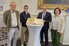 Bürgervorsteher Heiner Holtfester, Bálint Köszegváry, Bürgermeister Mirko Spieckermann und Beatrix Spiegel (v. lks.).