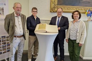 Bürgervorsteher Heiner Holtfester, Bálint Köszegváry, Bürgermeister Mirko Spieckermann und Beatrix Spiegel (v. lks.).