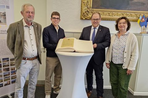 Bürgervorsteher Heiner Holtfester, Bálint Köszegváry, Bürgermeister Mirko Spieckermann und Beatrix Spiegel (v. lks.).
