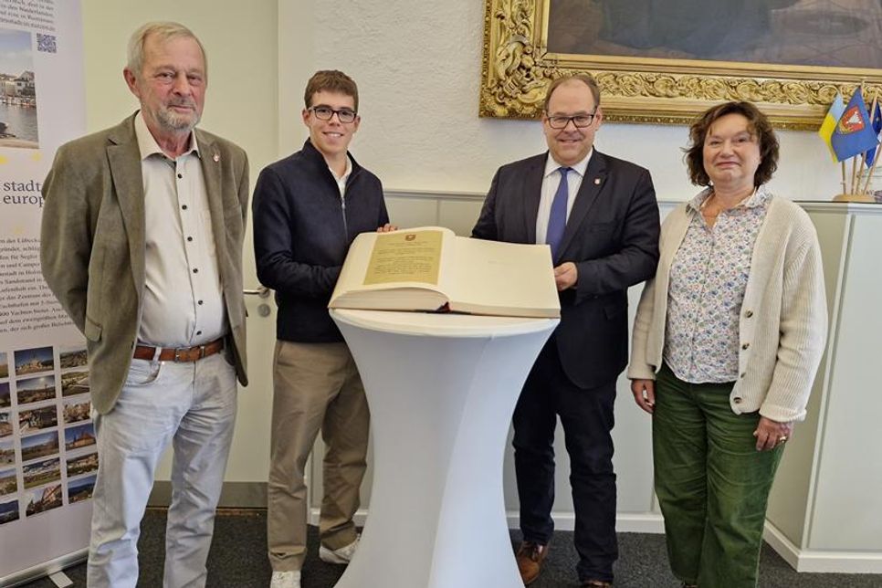 Bürgervorsteher Heiner Holtfester, Bálint Köszegváry, Bürgermeister Mirko Spieckermann und Beatrix Spiegel (v. lks.).