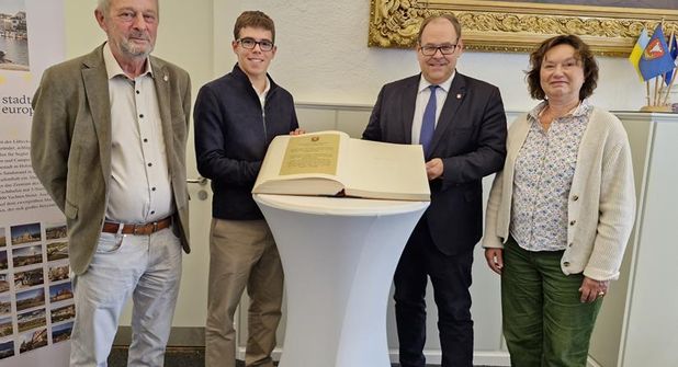 Bürgervorsteher Heiner Holtfester, Bálint Köszegváry, Bürgermeister Mirko Spieckermann und Beatrix Spiegel (v. lks.).