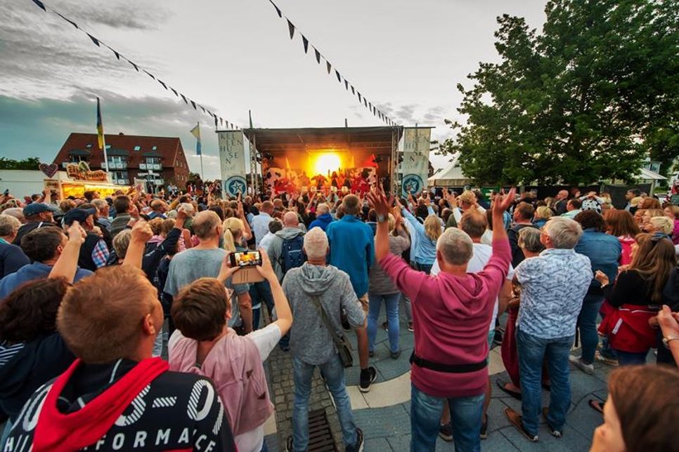 Himmelfahrtswochenende in Kellenhusen: Rund um die Seebrücke Livemusik und leckeres Essen genießen.