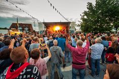 Himmelfahrtswochenende in Kellenhusen: Rund um die Seebrücke Livemusik und leckeres Essen genießen.