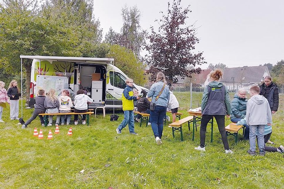 Vor Kurzem war der Naturpark Holsteinische Schweiz mit dem Umweltmobil Holly zu Gast an der Cesar-Klein-Schule in Ratekau.