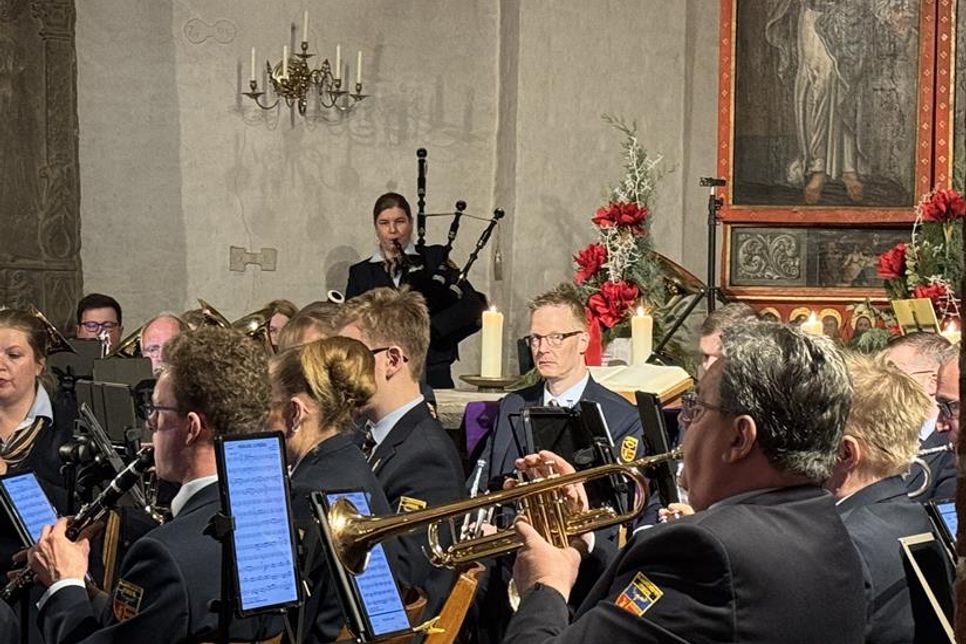 Insa Reise, Solistin am Dudelsack, spielte Highland Cathedral unter Begleitung des Blasorchesters und wurde mit einem Riesenapplaus belohnt.