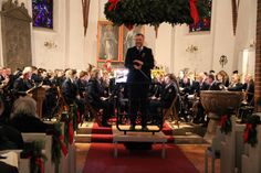 Freude über ein gelungenes Konzert auch bei Dirigent Jan Philipp Ruge.