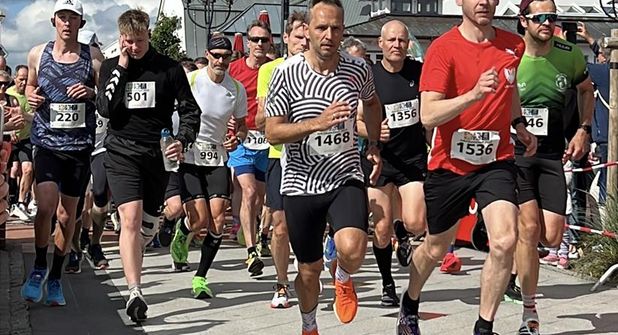 403 Läuferinnen und Läufer gingen auf die 10 Kilometer-Strecke.