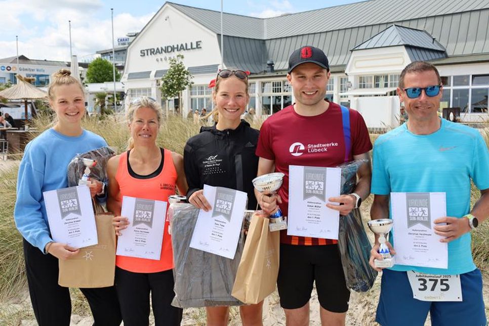 Glückliche Gesichter bei den Erstplatzierten des 20. Sun-Runs (Foto: Christian Lück).