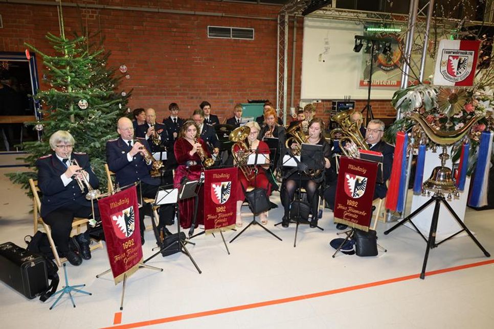 Der Musikzug der Gemeindewehr Grömitz sorgt für beste Stimmung.