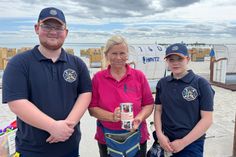 Martina Hinz von der Strandkorbvermietung Seepferdchen unterstützt die Jugendfeuerwehr Grömitz mit langjähriger Spendenaktion.