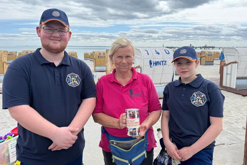 Martina Hinz von der Strandkorbvermietung Seepferdchen unterstützt die Jugendfeuerwehr Grömitz mit langjähriger Spendenaktion.