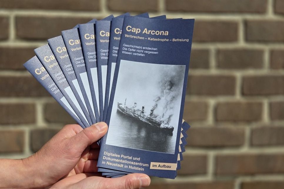Der neue Flyer weist auch auf den Cap-Arcona-Newsletter hin.