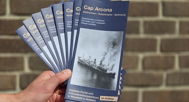 Der neue Flyer weist auch auf den Cap-Arcona-Newsletter hin.