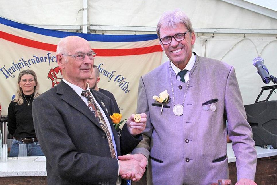 Joachim Wiedemann (l.) wurde von Ältermann Detlef Meyer für 50-jährige Mitgliedschaft geehrt.